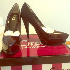 Unbelievable brand new dark wine colored heels!